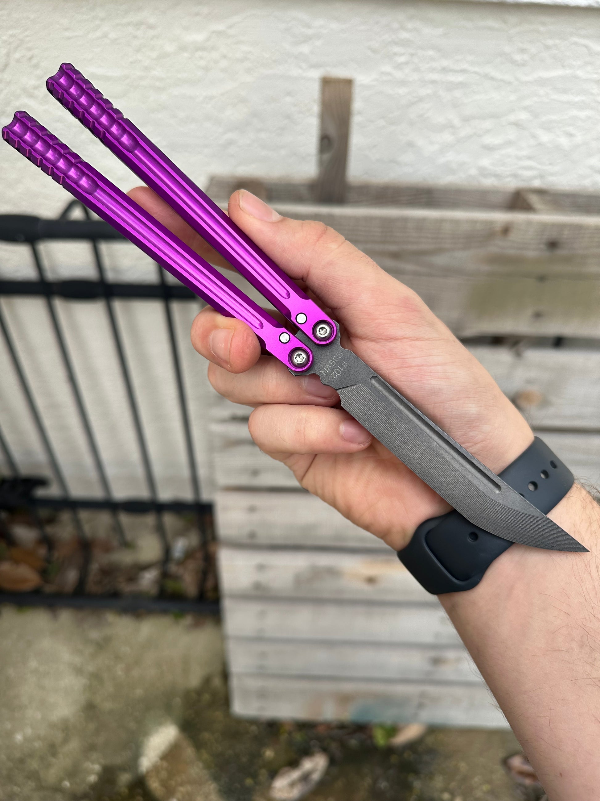 Lightweight flipping balisong with bushing pivot system